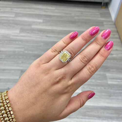 9 carat yellow diamond ring. Diamond ring set with a halo. Yellow diamond engagement ring. Yellow diamond wedding ring. Yellow diamond radiant. Yellow diamond ring.