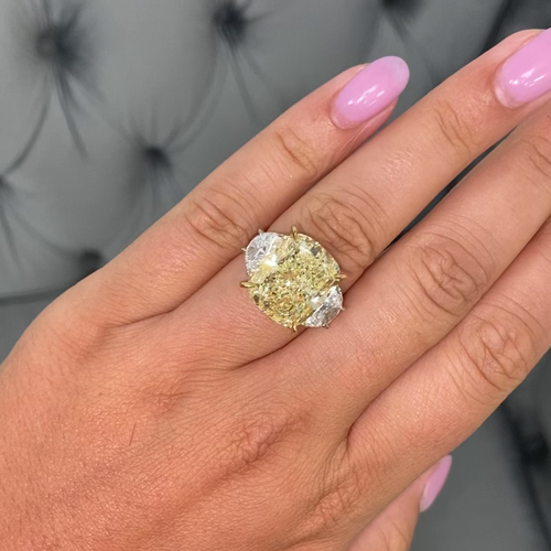 Yellow diamond on the center with 2 white diamonds on the sides