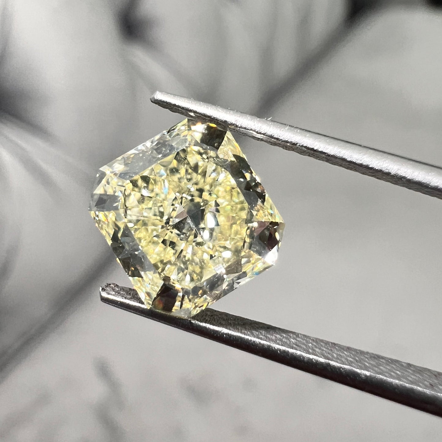 fancy yellow diamond radiant cut. Yellow diamond radiant. GIA canary diamond