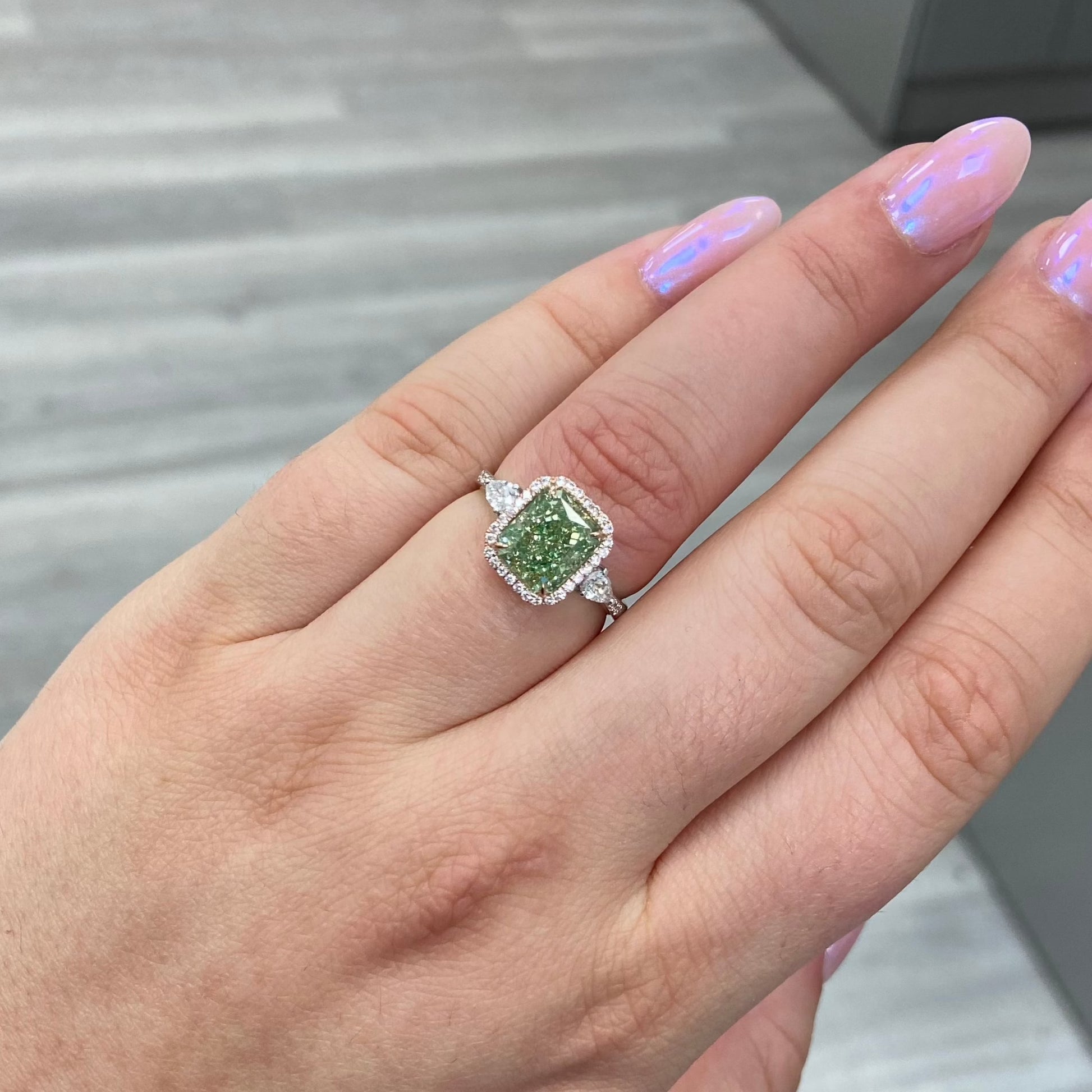 GREEN DIAMOND RING. JLO GREEN DIAMOND. GREEN DIAMONDS.