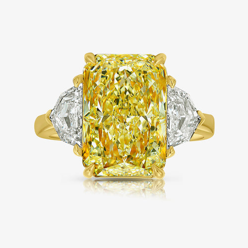 5 carat fancy light yellow elongated radiant cut diamond ring in yellow gold