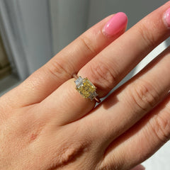 yellowthreestonediamondring