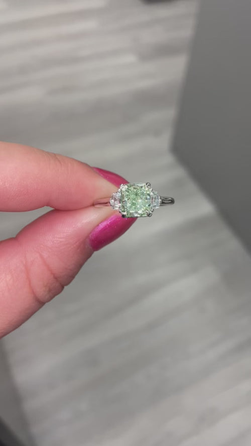 Green diamond like Jennifer Lopez. JLO Green diamond. JLO Green.