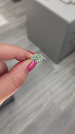 Green diamond like Jennifer Lopez. JLO Green diamond. JLO Green.